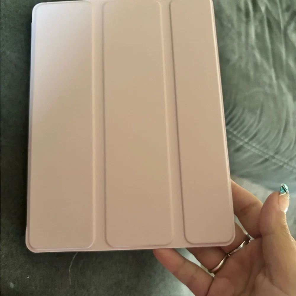 iPad mini 4 no scratches or nicks. Comes with iPad charger pencil and case